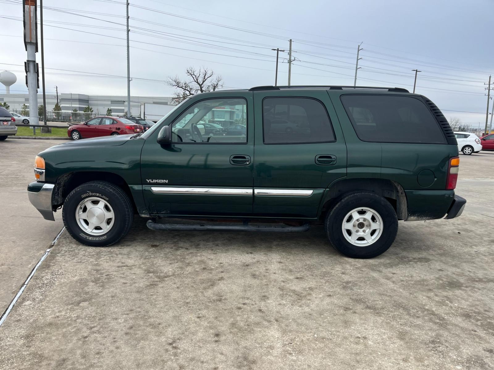 2004 green /TAN GMC Yukon 2WD (1GKEC13V94R) with an 4.8L V8 OHV 16V engine, 4-Speed Automatic Overdrive transmission, located at 14700 Tomball Parkway 249, Houston, TX, 77086, (281) 444-2200, 29.928619, -95.504074 - Photo #3